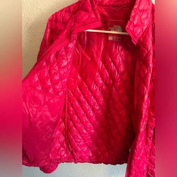 The NorthFace Women’s Thermoball Jacket - Picture 6 of 7